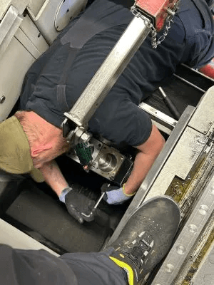 RHM Servicetechniker bei Arbeiten an einer Drehmaschine