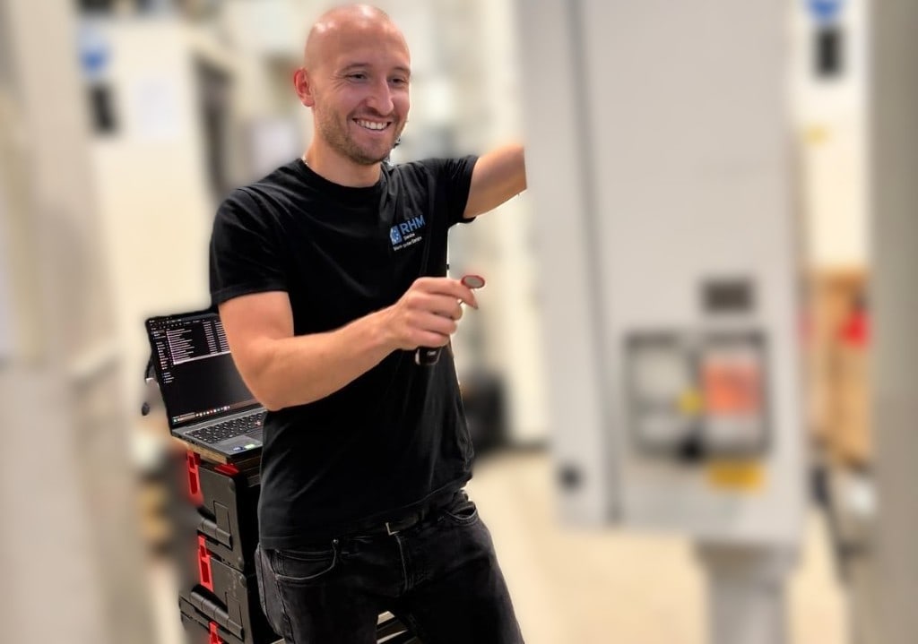 RHM Servicetechniker bei der elektrischen Inbetriebnahme an einer Fräsmaschine