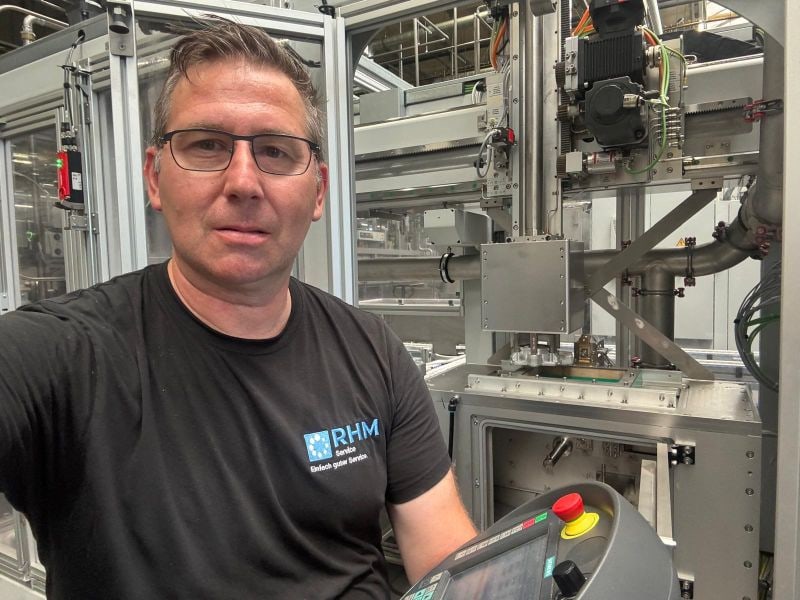 RHM Servicetechniker vor einer Piller RoboJet Twin Entgratanlage